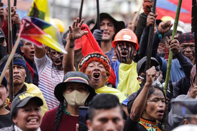 Archivo - Arquivo - 27 de junho de 2022, Equador, Quito: Manifestantes indígenas protestam nas ruas do centro da capital pelo 15º dia consecutivo. Os manifestantes estão exigindo, entre outras coisas, o congelamento dos preços dos combustíveis, o adiament