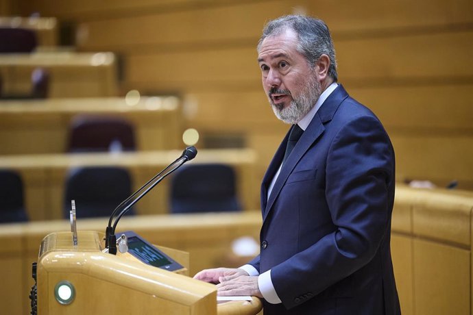 El senador del PSOE Juan Espadas interviene durante un pleno en el Senado, a 1 de octubre de 2025, en Madrid (España). 