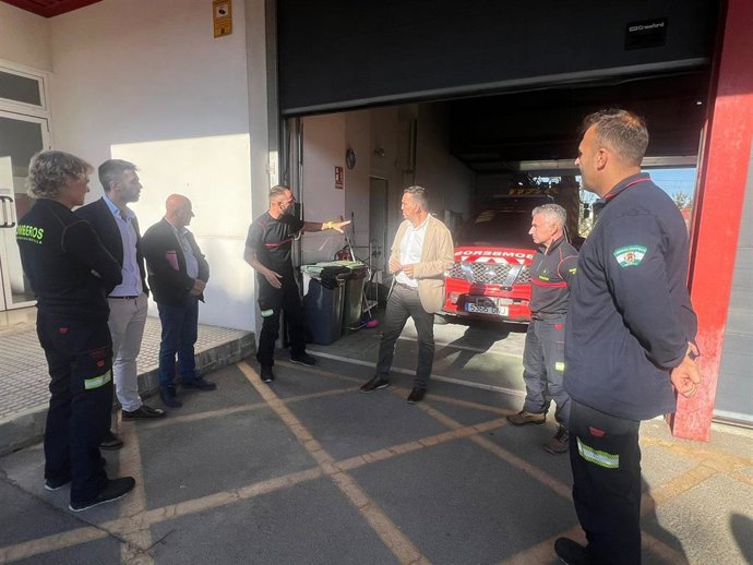 El diputado de Servicios Públicos Supramunicipales y vicepresidente del Consorcio Provincial de Bomberos, Gonzalo Domínguez, visita el Parque Central de Sanlúcar la Mayor.