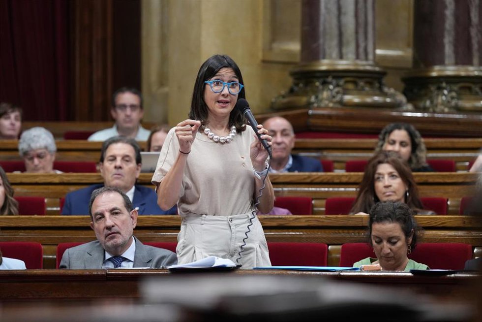 Archivo - Imagen de archivo: La consellera de Interior, Nria Parlon, durante un pleno del Parlament de Catalunya
