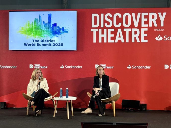 La presidenta de Asval, Helena Beunza (i) y la directora general, Laura Fernández (d), en el salón The District.