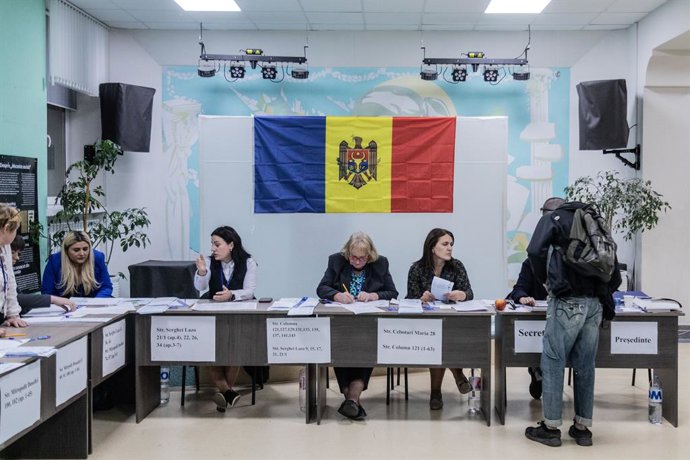 September 28, 2025, Chisinau, Moldova: A young male voter prepares to cast his ballot in the last hour of voting at the Spiru Haret Squiruminet Lyceum polling station in Chisinau during the Moldova's  parliamentary elections.