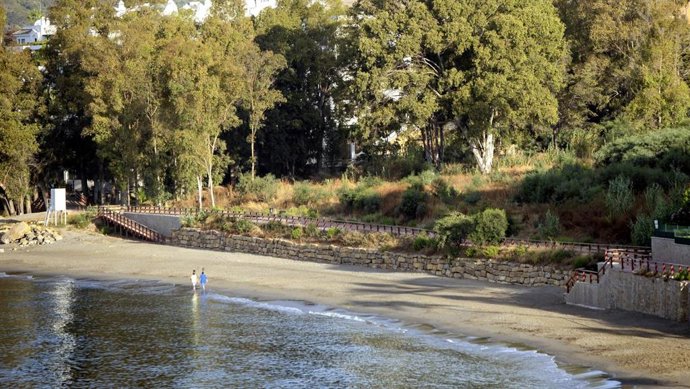 Archivo - El Ayuntamiento de Estepona (Málaga) ha sacado a licitación las obras para la ejecución del tramo del corredor litoral que corresponde a la zona de Bahía Dorada por 299.634 euros (IVA incluido).
