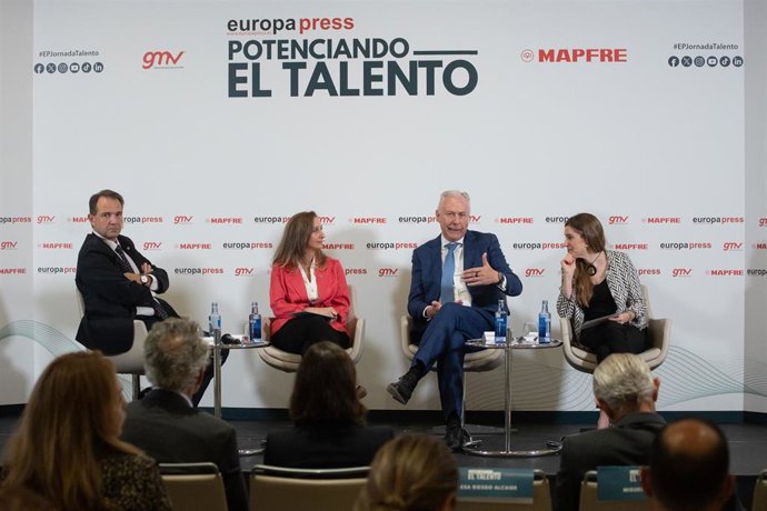 El rector de la Universidad Politécnica de Madrid; la directora global de Talento de Mapfre, ; el director de Estrategia de Personas e Infaestructuras de GMV,  y la directora de Desarrollo de Negocio de Europa Press, en la jornada 'Potenciando el talento'