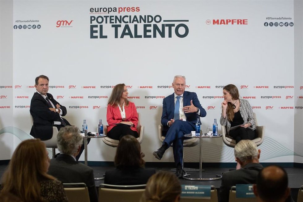 El rector de la Universidad Politécnica de Madrid; la directora global de Talento de Mapfre, ; el director de Estrategia de Personas e Infaestructuras de GMV,  y la directora de Desarrollo de Negocio de Europa Press, en la jornada 'Potenciando el talent