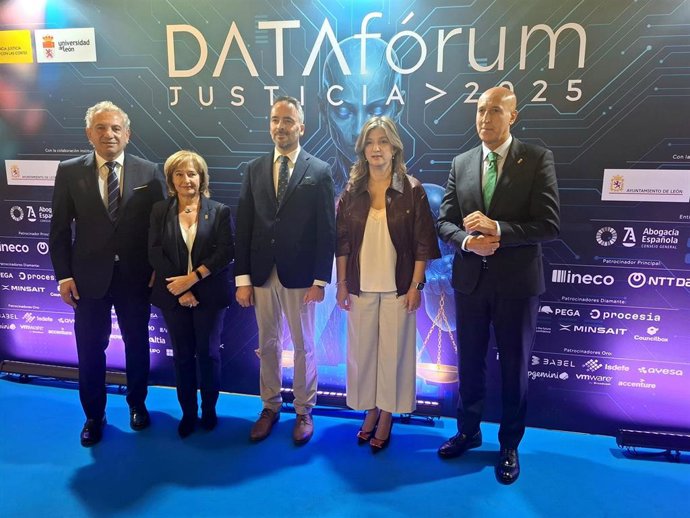 La rectora de la ULE, Nuria González (segunda por la derecha), junto al secretario de Estado de Justicia, Manuel Olmedo (centro), en el acto inaugural de DATAforúm Justicia 2025, en León capital.