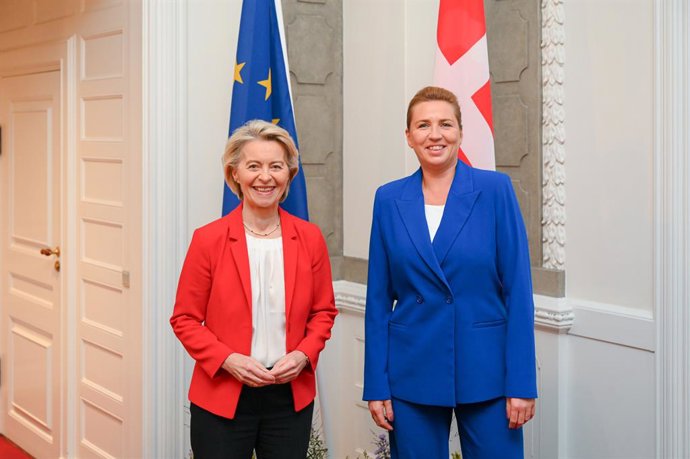 HANDOUT - 01 October 2025, Denmark, Copenhagen: Denmark's Prime Minister Mette Frederiksen (R) welcomes President of the European Commission Ursula von der Leyen for an informal summit in the Danish parliament at Christiansborg Castle. Photo: Dati Bendo/E
