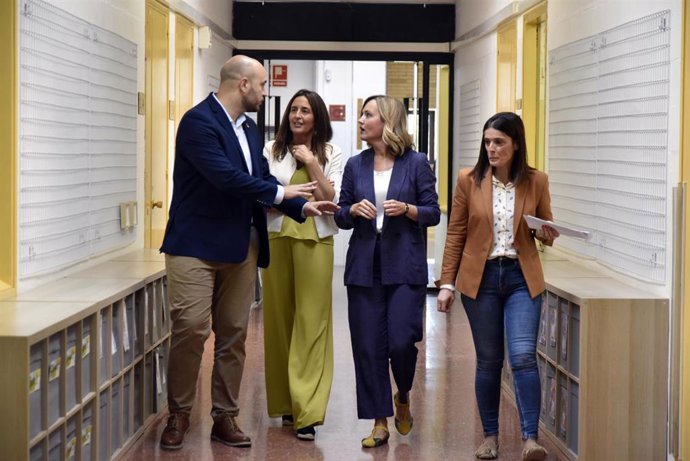 La minista Pilar Alegría junto a la consellera Esther Niubó durante la visita a la Escola Josep Pla de Sant Andreu de la Barca (Barcelona) este miércoles