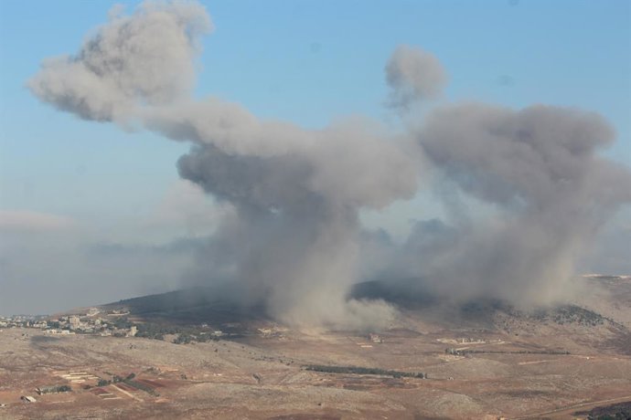 Archivo - NABATIEH, Sept. 1, 2025 -- Esta foto tirada em 31 de agosto de 2025 mostra ataques aéreos israelenses na área de Nabatieh, no sul do Líbano. De acordo com a NNA, a fonte de inteligência e testemunhas oculares locais, drones e aviões de guerra is