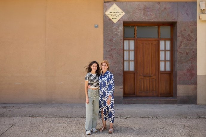 NESCAFÉ homenajea a Teresa, la madrugadora de Rincón de Soto que lleva toda una vida cuidando de los suyos, poniéndole una placa con su nombre en su domicilio