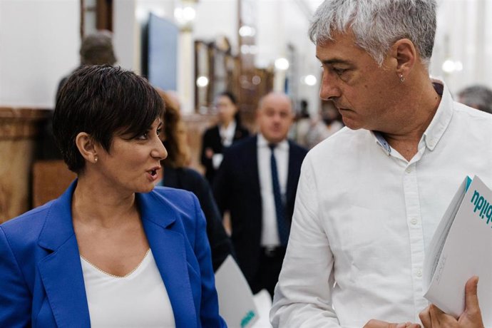 La ministra de Vivienda, Isabel Rodríguez y el diputado de EH Bildu Oskar Matute durante un pleno en el Congreso de los Diputados, a 10 de septiembre de 2025, en Madrid (España).
