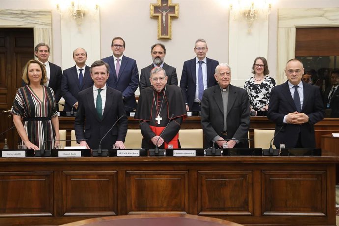 Autoridades y ganadores de la VII edición de los Premios Razón Abierta en la Pontificia Academia de las Ciencias en el Vaticano.