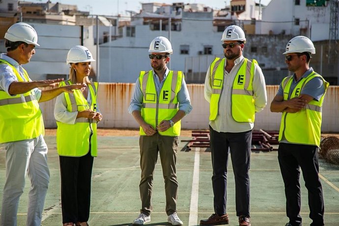 Alcaldesa de Alcalá de Guadaíra en su visita a las obras en la pista deportiva de Pablo VI.