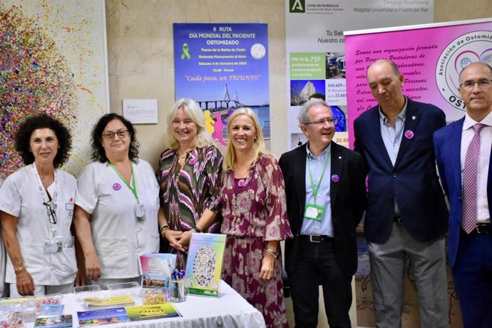 La delegada de la Junta de Andalucía en Cádiz, Mercedes Colombo, y la delegada territorial de Salud y Consumo en la provincia, Eva Pajares, en la jornada por el Día Mundial del Paciente Ostomizado en el Hospital de Cádiz