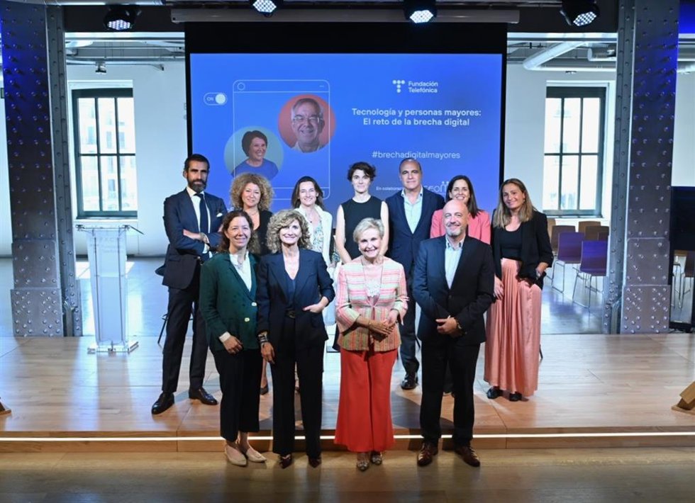 Foto de familia del Congreso Tecnología y mayores: el reto de la brecha digital, celebrado en el Día de las Personas Mayores en el Espacio Fundación Telefónica.