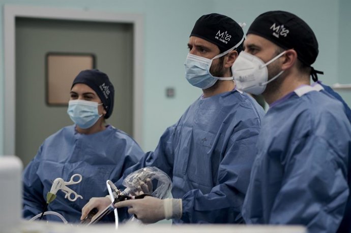 Doctor Jesús Cañete en quirófano, imagen de archivo.
