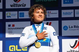 Paula Ostiz con su oro de campeona de Europa júnior de contrarreloj
