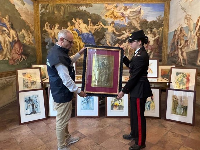 El Comando de Carabinieri para la Protección del Patrimonio Cultural con alguna de las obras incautadas.
