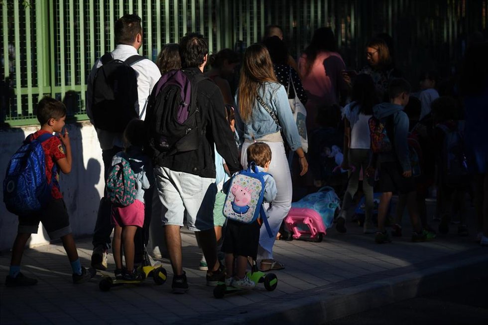 Archivo - Imagen de archivo de niños y padres en la entrada a un colegio