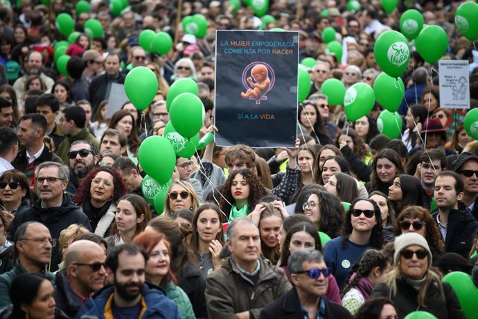 Archivo - Decenas de personas durante la Marcha Sí a la Vida, a 23 de marzo de 2025, en Madrid (España).