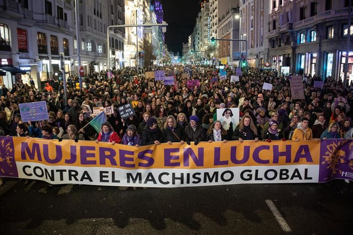 Archivo - Cientos de personas durante la manifestación organizada por el Movimiento Feminista de Madrid por el 8M, a 8 de marzo de 2025, en Madrid (España). 