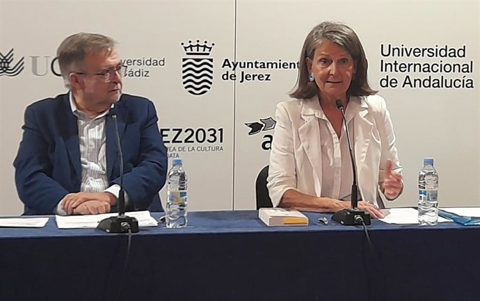 La escritora Isabel San Sebastián durante el curso de verano 'Historia y novela histórica', que se está desarrollando esta semana en el Alcázar de Jerez de la Frontera (Cádiz) de la mano de la Universidad Internacional de Andalucía (UNIA)