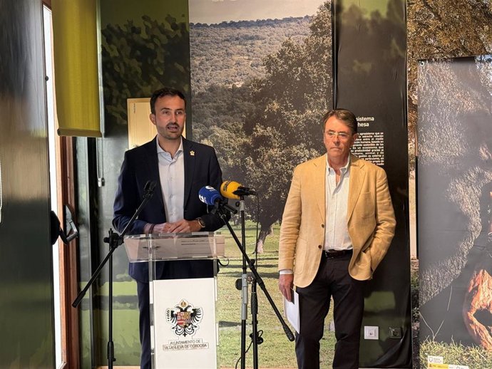 El alcalde de Villanueva de Córdoba, Isaac Reyes (izda.), y el presidente de la DOP, Antonio Jesús Torralbo, en la presentación de la Feria del Jamón.