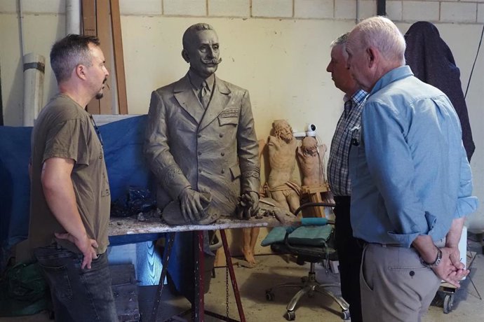 Visita al taller donde se escuple la escultura del ministro de Marina de España, Honorio Cornejo Carvajal.