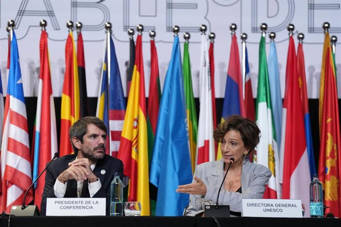 El ministro de Cultura, Ernest Urtasun, y la directora general de la Unesco, Audrey Azoulay, durante la ceremonia de clausura de la conferencia Mondiacult