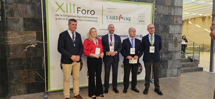Autoridades en la inauguración del XIII Foro de la Empresa Agroalimentaria y de la Distribución Comercial.