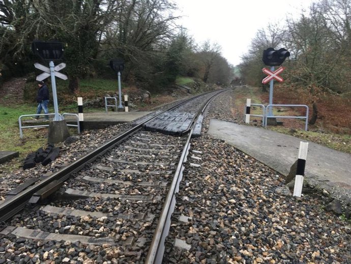 Paso a nivel en la línea ferroviaria Monforte-Lugo-A Coruña,  en el municipio de Sarria (Lugo)