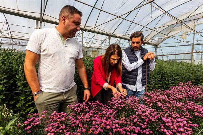 La conselleira do Medio Rural, María José Gómez, ha visitado este miércoles la empresa Flores Casabella.