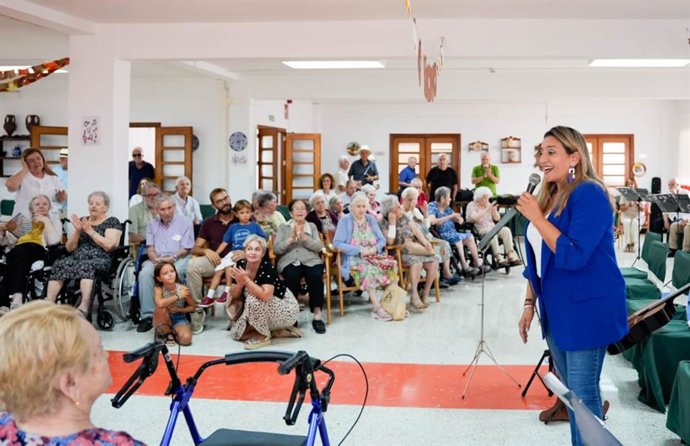 La diputada provincial María del Mar López acude a la Residencia Asistida de la Diputación de Almería con motivo del Día del Mayor.
