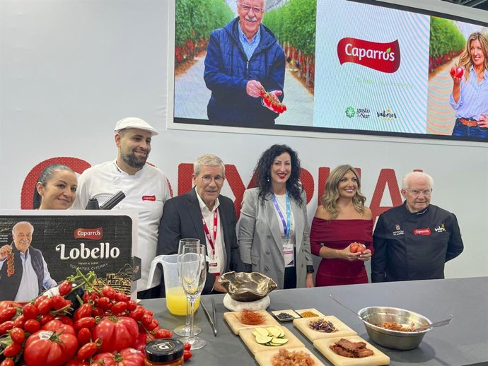 La alcaldesa de Almería, María del Mar Vázquez, durante el ‘showcooking’ dedicado al tomate Lobello en la feria Fruit Attraction.