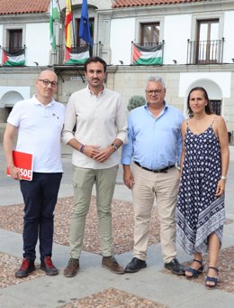 Isaac Reyes y Esteban Morales (centro), ante el Ayuntamiento de Villanueva de Córdoba.