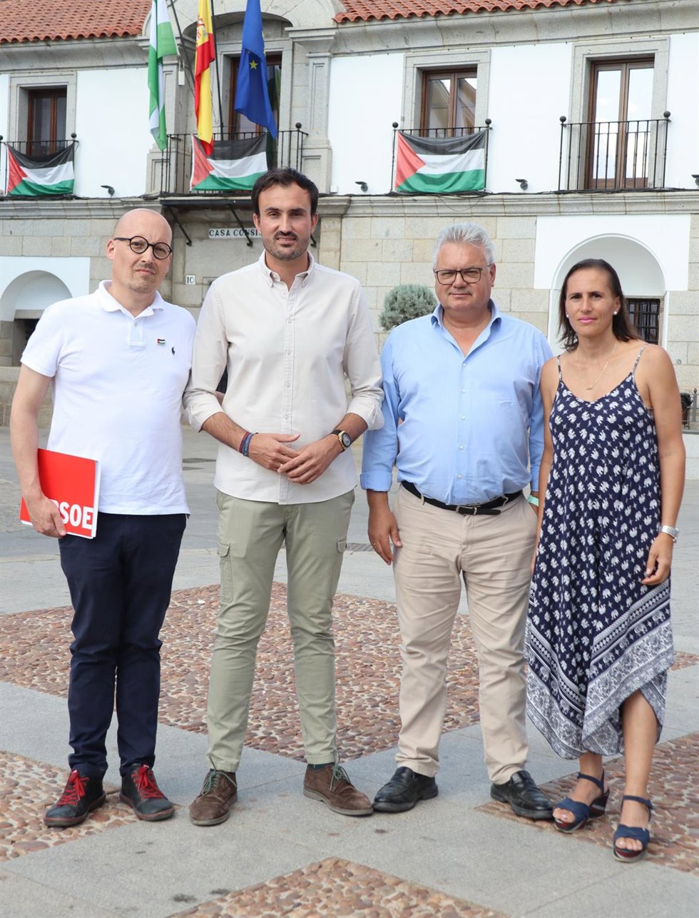 Isaac Reyes y Esteban Morales (centro), ante el Ayuntamiento de Villanueva de Córdoba.