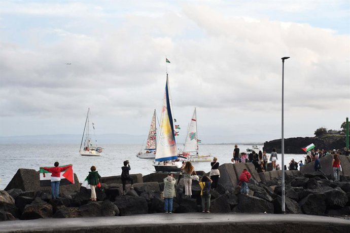 27 de setembro de 2025, Catânia: Uma flotilha de barcos deixa o porto de San Giovanni Li Cuti em Catânia, Sicília, sul da Itália, em 27 de setembro de 2025. A Freedom Flotilla Coalition (FFC) e a Thousand Madleens to Gaza (TMTG) anunciaram o lançamento de