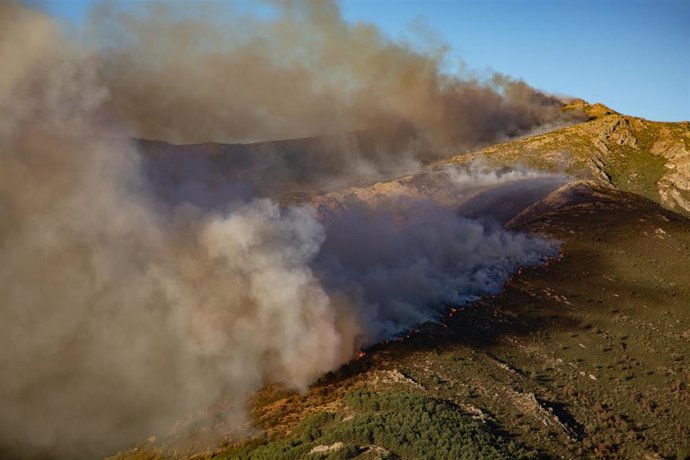 Vista del incendio del entorno del Pico del Lobo, desde el Mirador del Pico del Lobo.