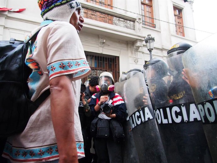 20 de setembro de 2025, Lima, Lima, Peru: Manifestante indígena desafia a polícia quando centenas de pessoas marcham nas ruas de Lima protestando contra o governo de Dina Boluarte, o Congresso e o Judiciário.  Uma série de eventos recentes, como a promulg