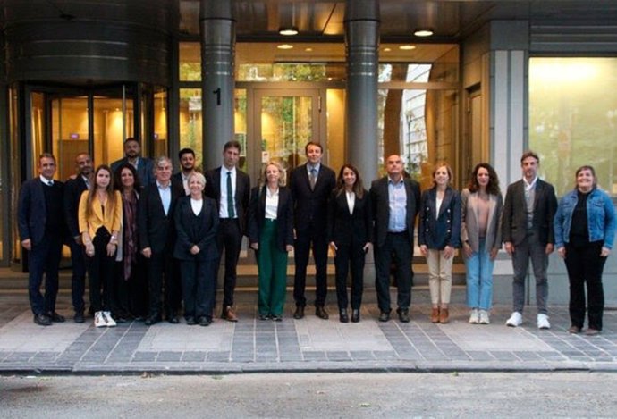 La ACM inaugura una oficina en Bruselas, con la presidenta de la ACM, Meritxell Budó; el director de la oficina Jordi Solé; el vicepresidente del PE Javi López; la delegada del Govern ante la UE, Ester Borràs, y la directora de la CEMR, Federica Bordelot.