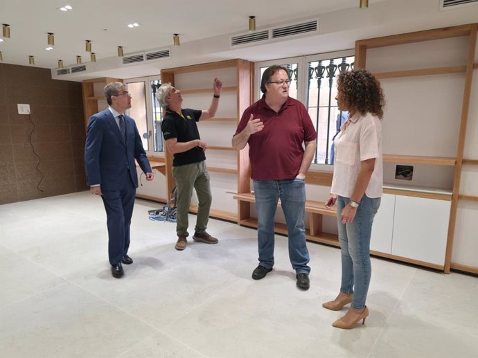 Renovada Oficina Municipal de Información Turística situada en la Plaza Cardenal Belluga