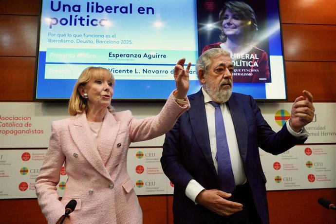La expresidenta de la Comunidad de Madrid, Esperanza Aguirre, presenta su libro 'Una liberal en Política' en el Palacio de Colomina de València.
