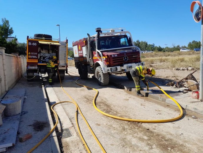 Efectivos del Infoar sanean una de las calles afectadas por la tormenta del pasado domingo que desbordó el Huerva.