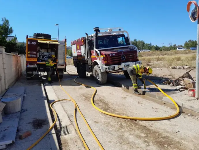 Efectivos del Infoar sanean una de las calles afectadas por la tormenta