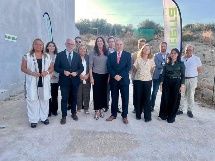 Foto familiar de la colocación de la primera piedra de la residencia para personas mayores en Villadompardo.