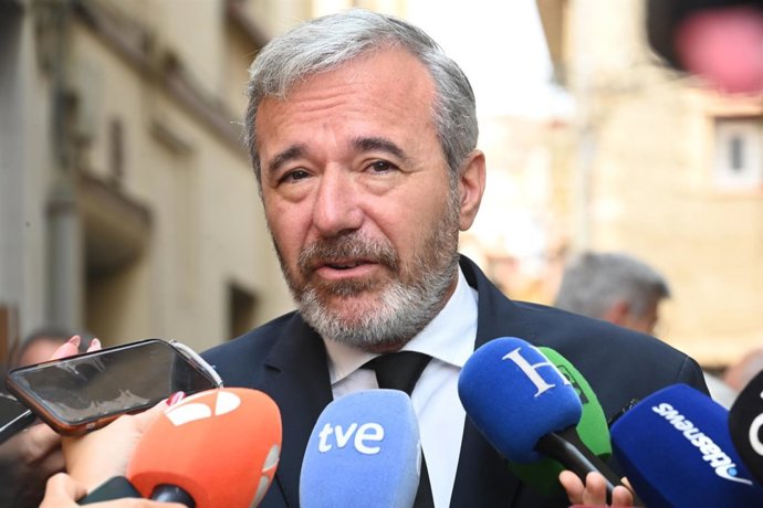Archivo - El presidente del Gobierno de Aragón, Jorge Azcón, atiende a los medios durante el acto civil de despedida al expresidente del Gobierno de Aragón, Javier Lambán.