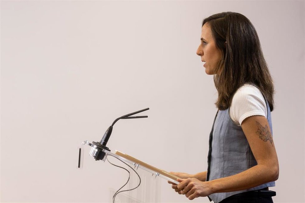 La portavoz de Podemos en el Congreso, Ione Belarra, durante una rueda de prensa anterior a la Junta de Portavoces, en el Congreso de los Diputados, a 1 de octubre de 2025, en Madrid (España).