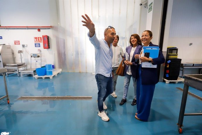 La conselleira do Mar, Marta Villaverde, visita la cofradía de pescadores de Cangas.