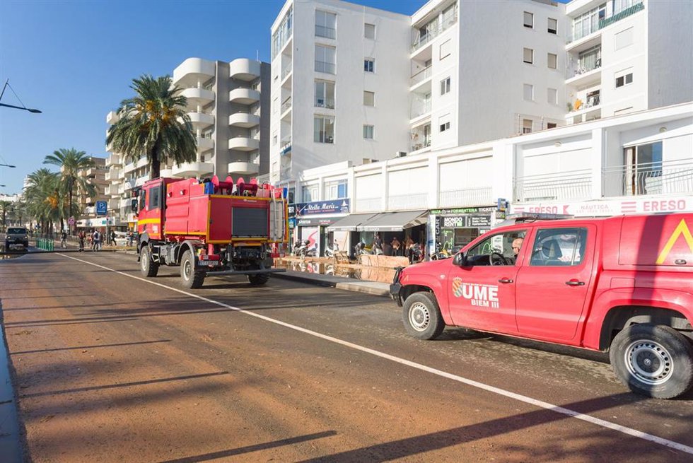 Dos vehículos de la UME colaboran en las tareas de limpieza de Ibiza tras las lluvias, a 1 de octubre de 2025, en Ibiza, Baleares (España). 
