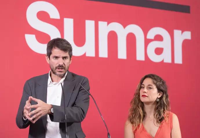 El portavoz de Sumar durante una rueda de prensa
